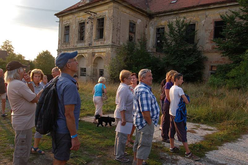 PROHLÍDKA  okolí zámku v Cebivi , interiéry si návštěvníci prohlídli na fotografiích