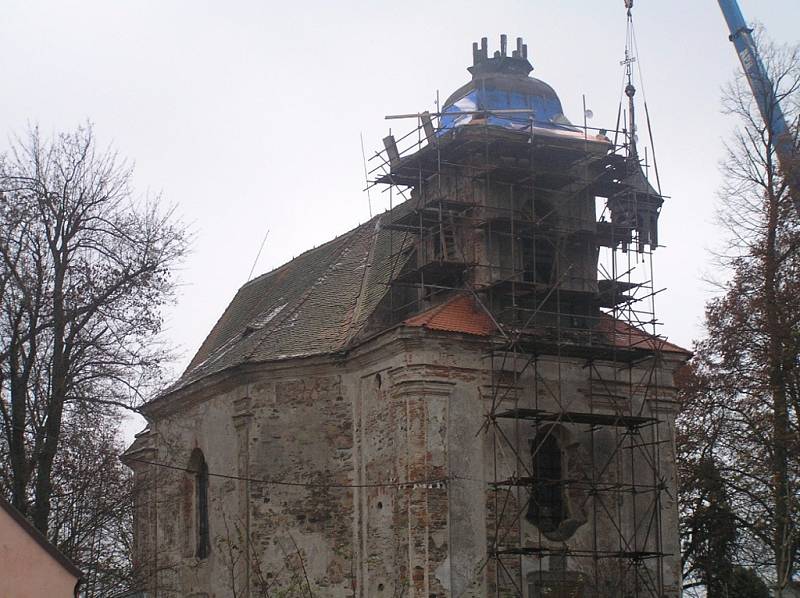 Z oprav kostela v Damnově