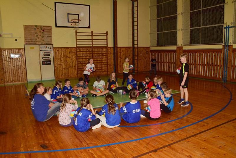 Malí volejbalisté prožili hravou a strašidelnou Noc v tělocvičně.