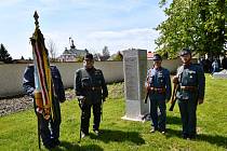 Vojáci ze dvou světových válek se setkali při odhalování Památníku obětem války v Boru.