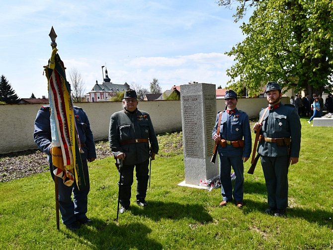 Vojáci ze dvou světových válek se setkali při odhalování Památníku obětem války v Boru.