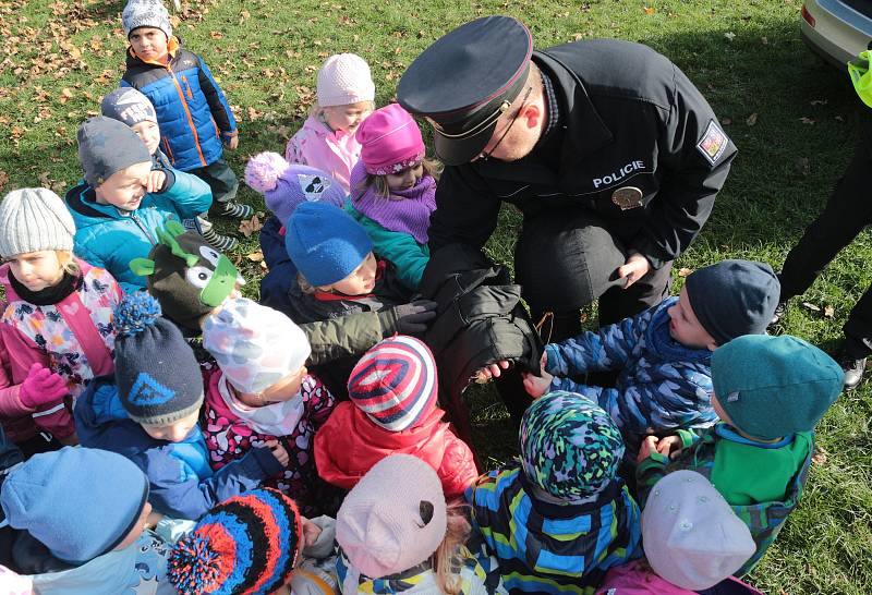 Předškoláky i děti dalších tříd navštívila policie a vyprávěla jim, jak se mají chovat na ulici ale také například doma, když jsou samy.