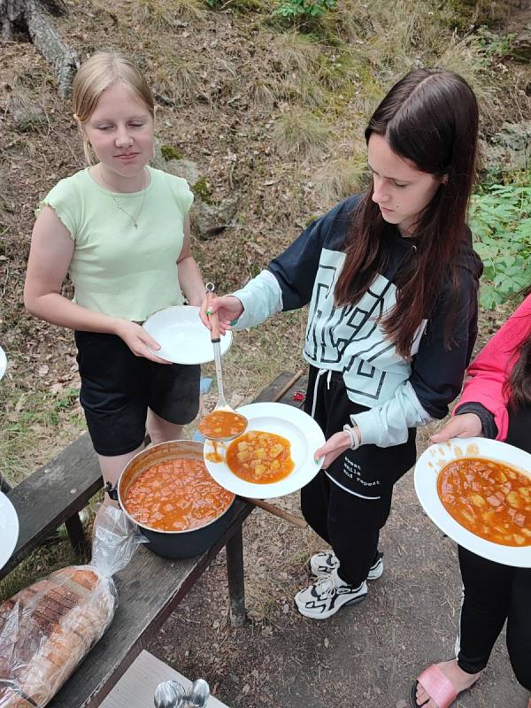 Děti ze základní školy ve Stráži strávily několik dní u Bonětického rybníka.