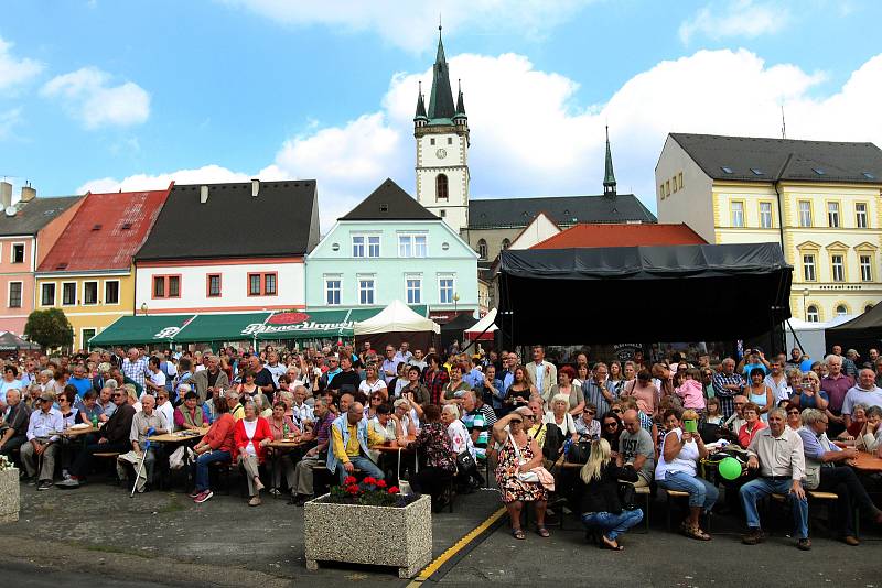 Tradiční Dožínky Plzeňského kraje se v letošním roce konaly v Tachově. Dožínkový průvod prošel městem až na zaplněné náměstí.