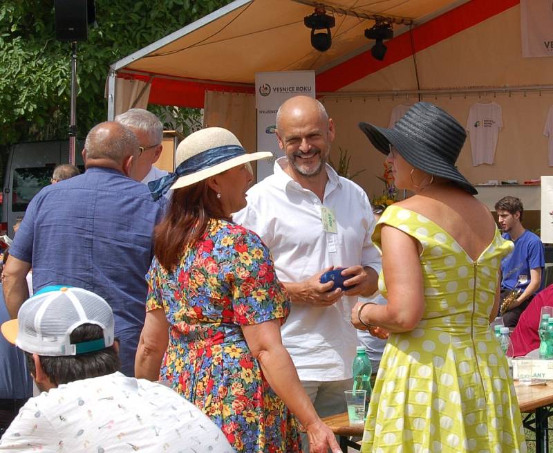 Zlatou stuhu a ocenění Vesnice roku Plzeňského kraje v sobotu odpoledne oficiálně převzala obec Konstantinovy Lázně.