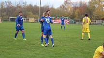 Tatran Chodov (ve žlutém) - TJ Chodský Újezd (v modrém) 2:2 (2:0), PK 3:4.