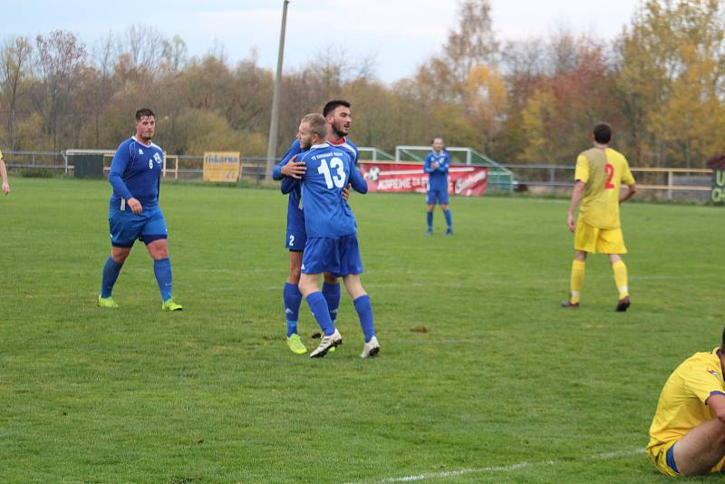 Tatran Chodov (ve žlutém) - TJ Chodský Újezd (v modrém) 2:2 (2:0), PK 3:4.