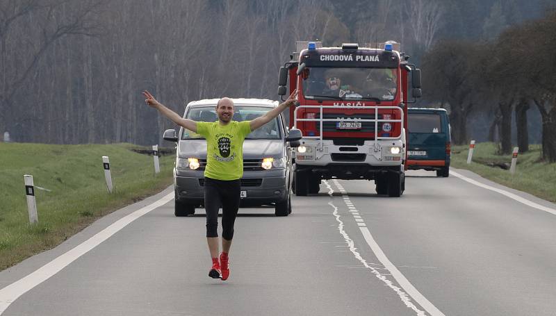 Dubový pivní sud kuliči dokouleli do Chodové Plané, začala pivní sezóna