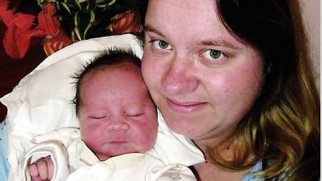 Lukášek v maminčině náručí na pokoji porodnice plzeňské fakultní nemocnice.  