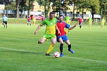 Zatímco fotbalisté Slavoje Chodová Planá (v zelenožlutém) vyhráli v sedmém kole I.B třídy v Krchlebech, hráči FK Planá (v červenomodrém) doma padli vysoko se Sokolem Mrákov.