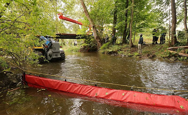 Z vyprošťování kamionu z mostu přes Mži i osady Ústí na Tachovsku.