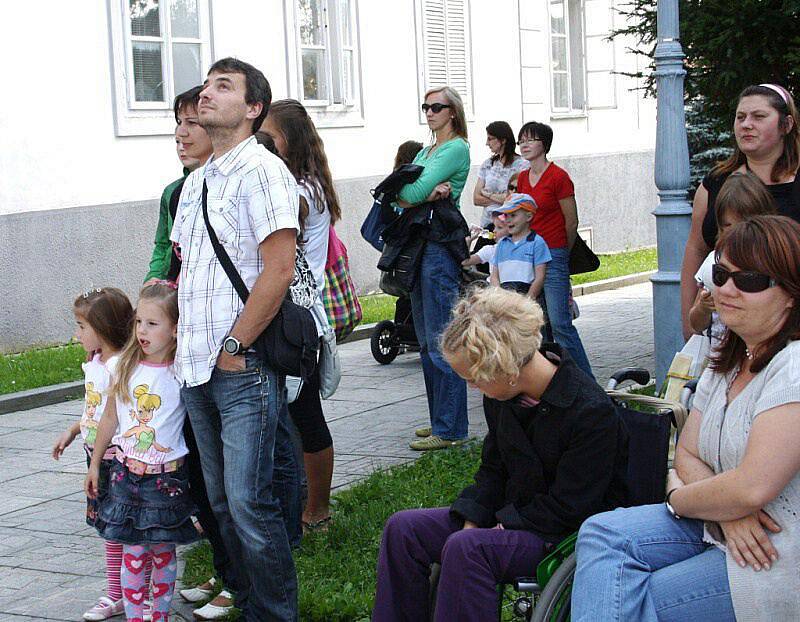 Základní umělecká škola v Tachově zahajovala ve čtvrtek školní rok na nádvoří zámku. Zahráli trubači a zazpíval dětský sbor.