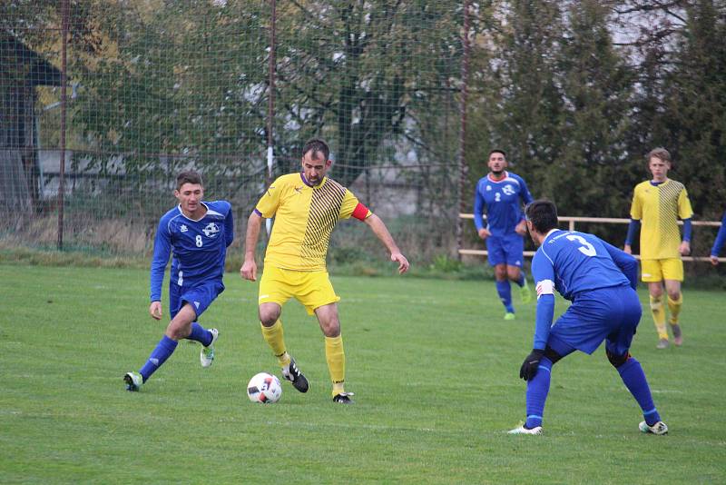 Tatran Chodov (ve žlutém) - TJ Chodský Újezd (v modrém) 2:2 (2:0), PK 3:4.