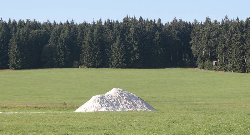 Dvě obří hromady vápnitého dolomitu vyrostly u Lesné a Staré Knížecí Huti. Poslouží k vápnění lesního porostu mezi těmito příhraničními obcemi  na Tachovsku.