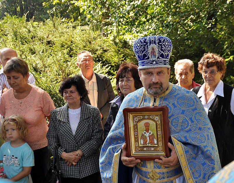 Fotografické ohlédnutí na znovuvysvěcení zrekonstruované kapličky v Brance. 