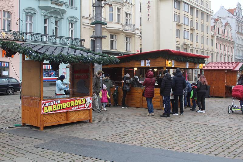 Poslední sobota před vánočními svátky. Adventní a farmářské trhy na plzeňském náměstí a odpoledne v nákupním centru Olympie.