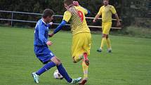 Tatran Chodov (ve žlutém) - TJ Chodský Újezd (v modrém) 2:2 (2:0), PK 3:4.