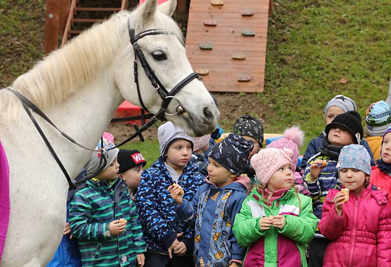 Děti vítaly Martina na bílém koni