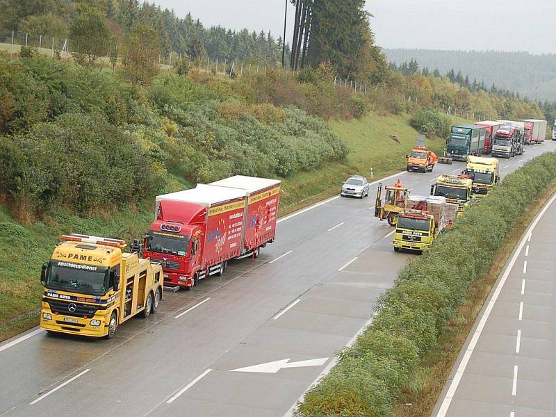 Nehoda na dálnici D5  u Mlýnce zablokovala zcela provoz směrem na Rozvadov. 