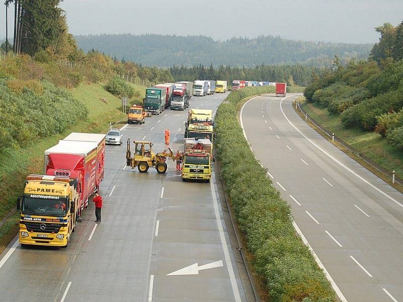 Nehoda na dálnici D5  u Mlýnce zablokovala zcela provoz směrem na Rozvadov. 