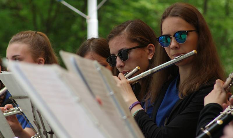 O závěrečný koncert se postarala Juvenka a Frajara Putika