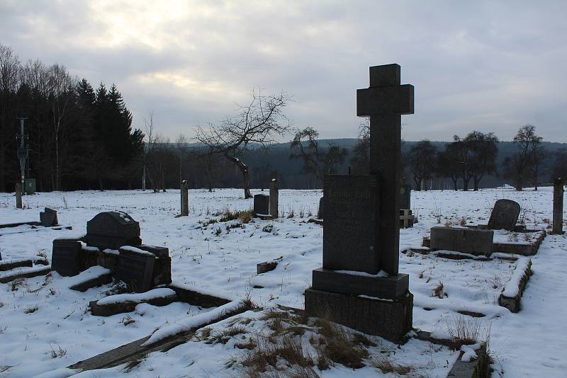 Broumovský hřbitov v současnosti a při odstraňování náletové zeleně.