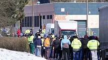 Stovky řidičů kamionů čekají na testování  na Covid na bývalém dálničním hraničním přechodu Rozvadov.
