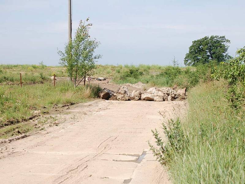 Zábranu na cestě ke skládce vybudovala z nepochopitelných důvodů podle slov Jana Šmejkala firma Ister.