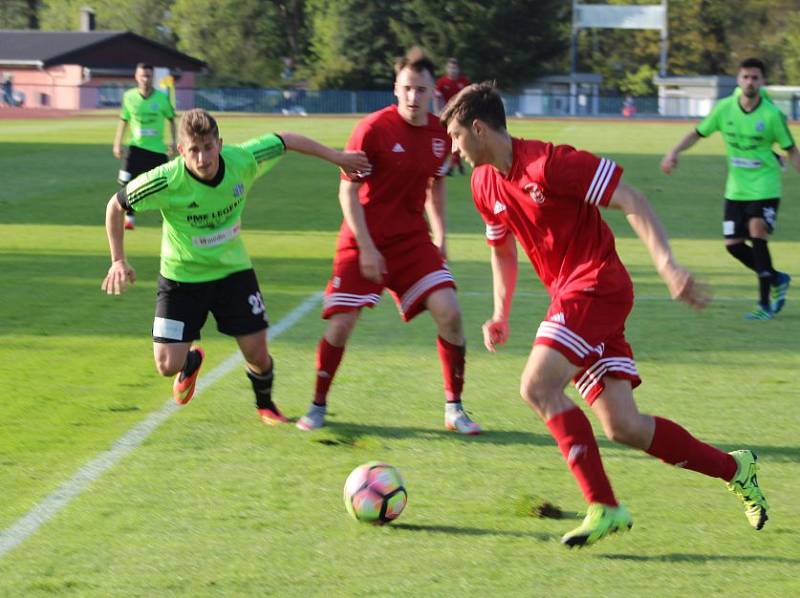 V utkání třetí fotbalové ligy mezi FK Tachov (v červeném) a Slavojem Vyšehrad byli lepší domácí, kteří zvítězili 4:2.