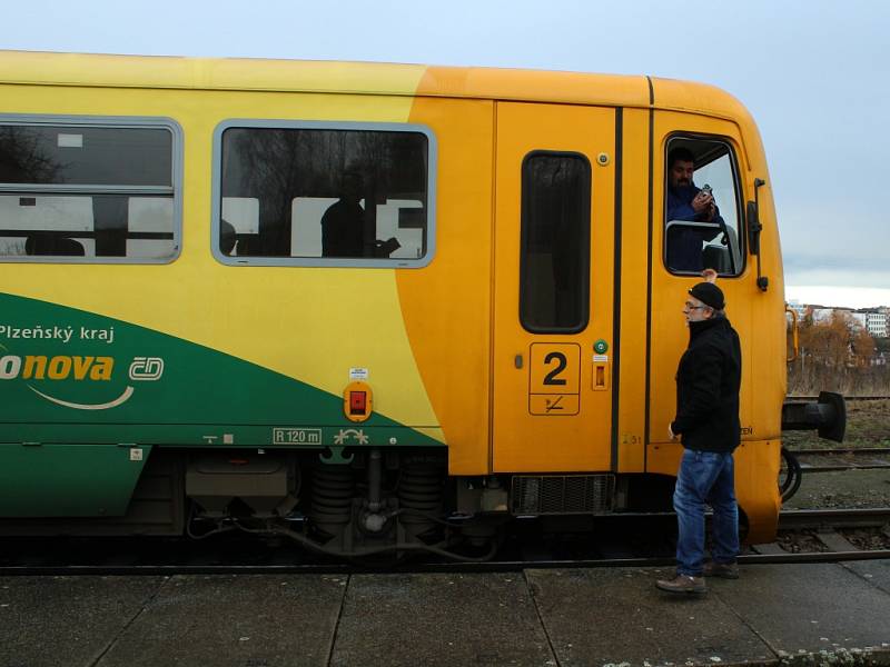  Bezdružická lokálka se o víkendu rozloučila s motorovými vozy, které vozily cestující přes tři desítky let.