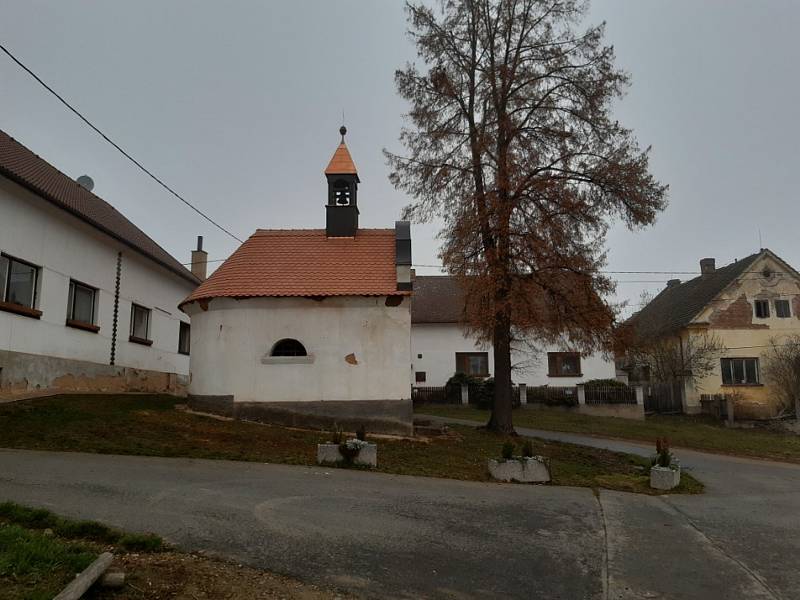 Kaplička ve Vrbici dostala novou střechu a zvoničku.