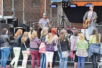 V RÁMCI sobotního odpoledního programu na pouti v Kladrubech vystoupil písničkář Voxel (vpravo s kytarou), který zaujal především dívčí část publika.
