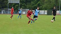 FK Tachov (červené dresy) doma zvítězil nad Českým lvem Union Beroun (modré dresy) 5:0.