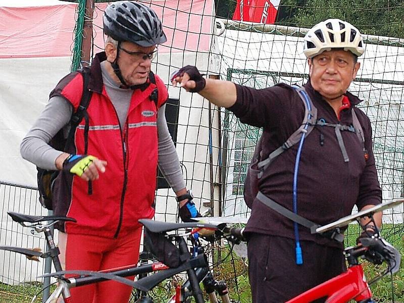 V Nové Vsi u Přimdy startoval Superior Bike Adventure, bodovací cyklistický závod dvojic.