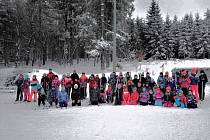 Děti ze Základní školy Hornická Tachov se učily běžkovat. Výlet jim zajistila partnerská škola z Plössbergu.