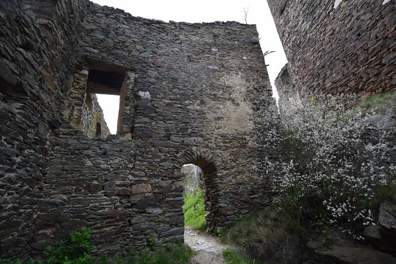 Romantická zřícenina hradu Gutštejn láká turisty k návštěvám.