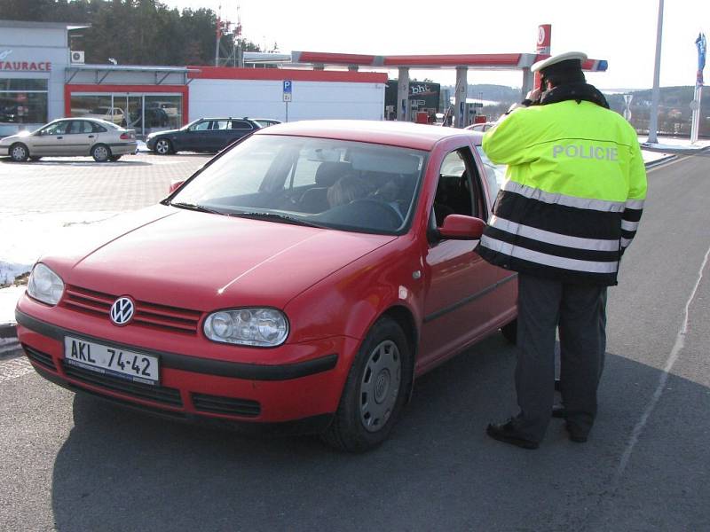 Řidiči si myslí, že se s nimi honíme, říkají policisté.