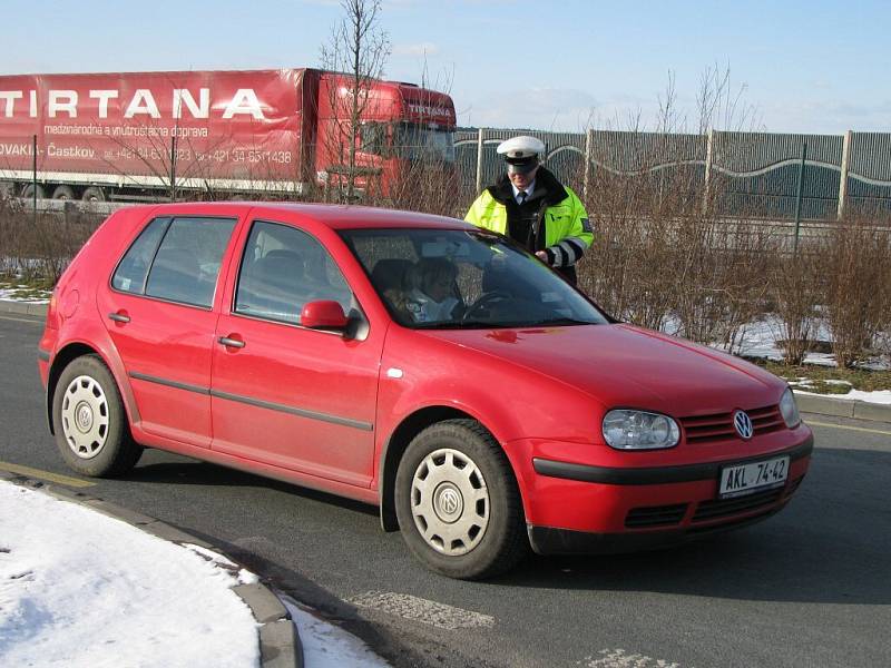 Řidiči si myslí, že se s nimi honíme, říkají policisté.