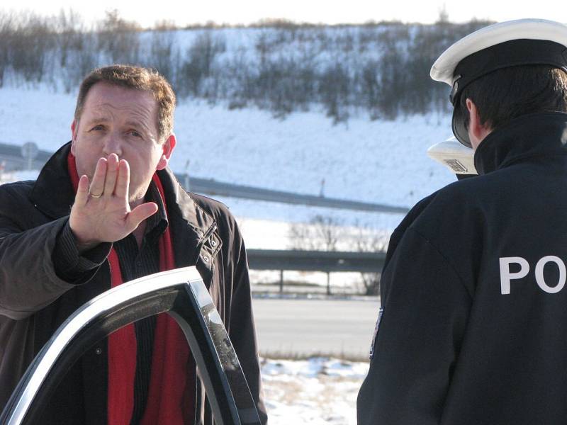 Řidiči si myslí, že se s nimi honíme, říkají policisté.