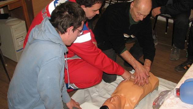 Aleš Fejl, školitel Martin Tomášek a Vojtěch Herman (zleva) při praktické ukázce záchranářského postupu.