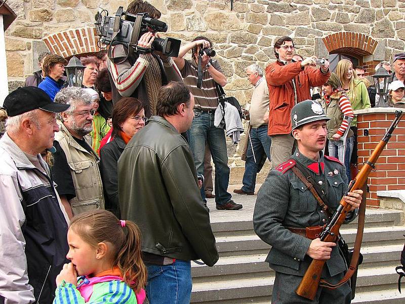 60 km dlouhý běh štafety s pivním sudem z partnerského města Stoernstein v Bavorsku a Slavnostní naražení 1. sudu pivní sezóny 2008 v pivovaře v Chodové Plané.