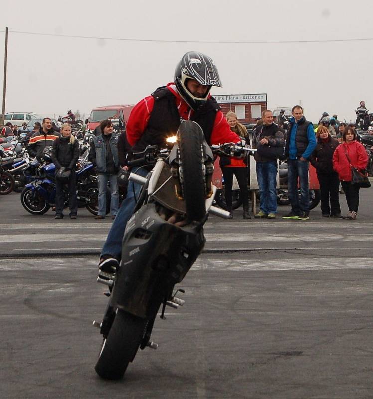 Prvomájová vyjížďka motorkářů, kteří měli start v Plzni, projeli krajem a setkali se na letišti Kříženec.