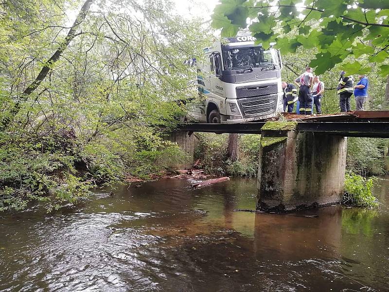 Na Tachovsku uvízl kamion na lávce v lese. Řidič se slepě držel GPS.