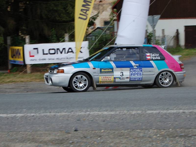 Testování rallye automobilů u Kočova.