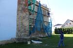 Zachraňovaný kostel dostává novou fasádu