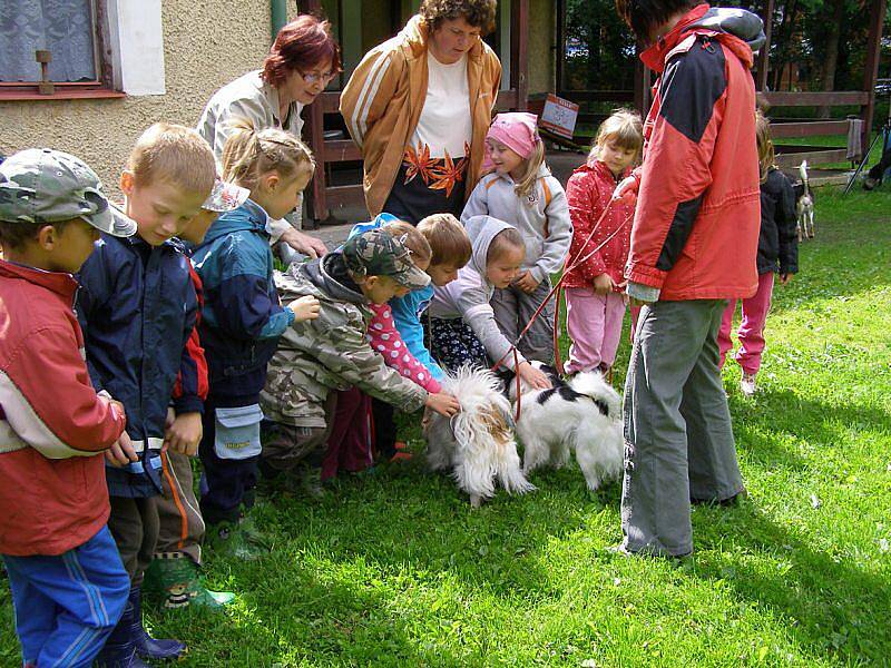 Děti z tachovské školky se přišly podívat na kynologické cvičiště. 