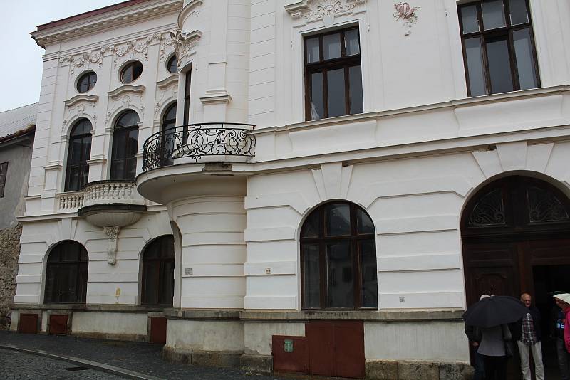 Zdevastovaný hotel Černý medvěd.