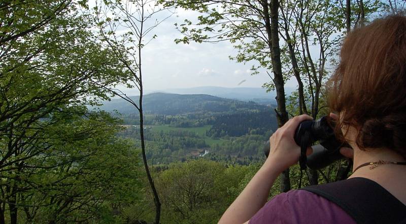 Hradem, pralesem i bažinatým údolím zaniklé obce Mílov