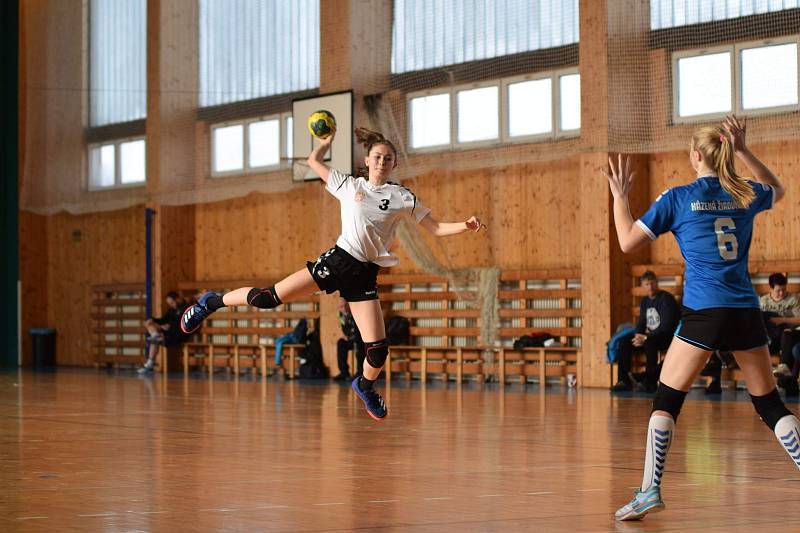 Žákovská liga starších žákyň - Slavoj Tachov (v bílém).