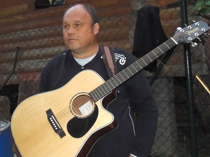 Jiří Bohuslav se svojí kytarou